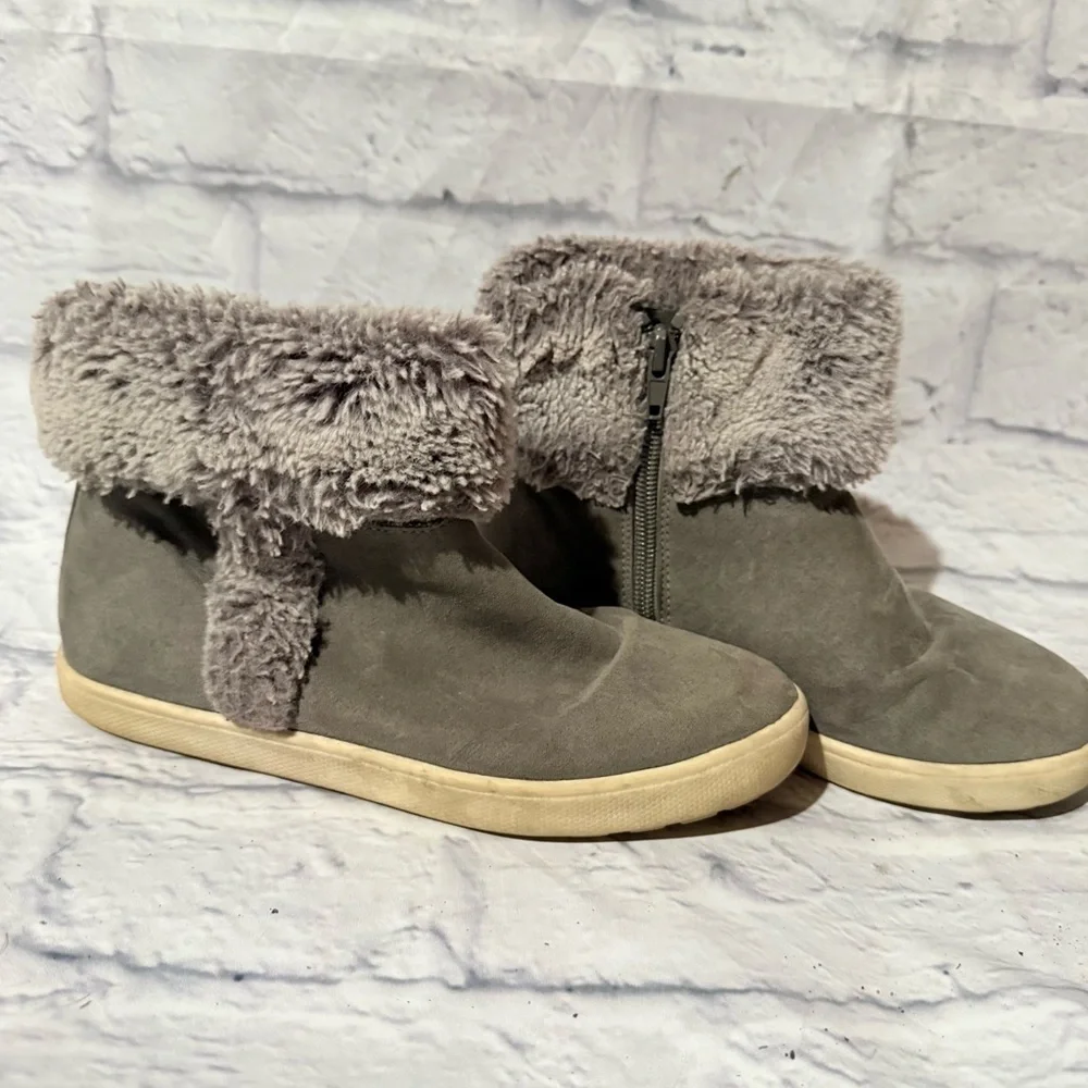 Gray Boots with faux fur
